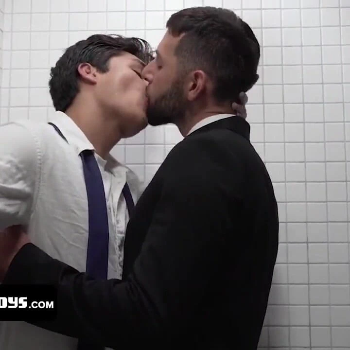 Sevimli masum erkekler banyoda sikişiyor