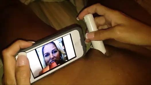 O seviyor izlerken bir üye boşalmak için ona