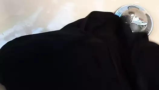 Esnaf wanking bir cumming içinde müşterinin siyah saten külot