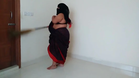 35 yaşındaki seksi büyük memeli desi teyze odayı kaydırırken bir adam tarafından sikiliyor