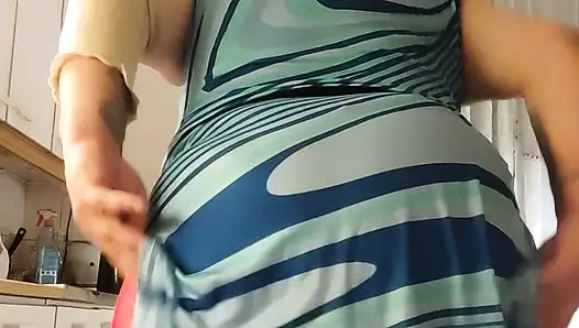 Gangstazz mutfakta dildo ile mastürbasyon, şişman sığar, yakın çekim göt, taşakları asma