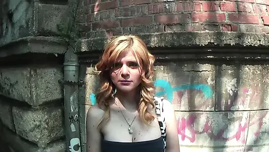 Natasha Brill, Titus tarafından şımartılır