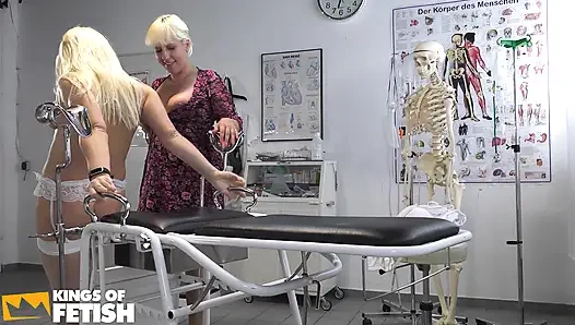 Sarışın hasta yaşlı bir doktor tarafından amını siktiriyor ve amını hemşiresi memnun ediyor