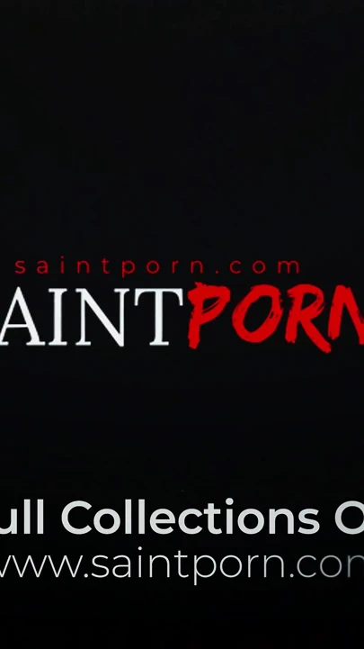 Sienna Day tangasını yukarı çekiyor ve büyük bir yarağa tırmanıyor