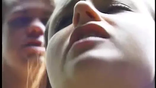 Ayakkabılar içinde yumuşak esmer kız açık havada bir sandalye üzerinde delinmiş olur