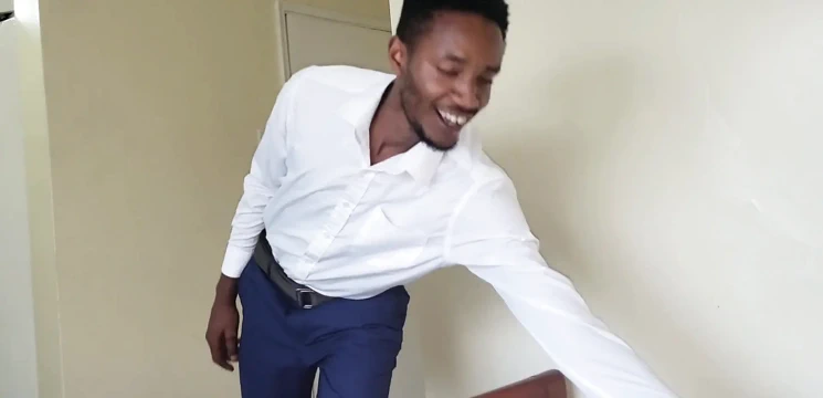 Ateşli eşcinsel patron genç kız evden ayrılmadan önce sikini mastürbasyon yapıyor