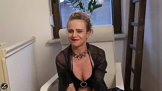 Sarışın orta yaşlı seksi kadın siktiği dildodan amının tadına bakıyor