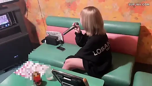 Sıska kız karaoke sikişi