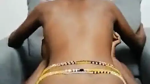 Genç kız bu büyük siyah horoz binmeye çalışıyor