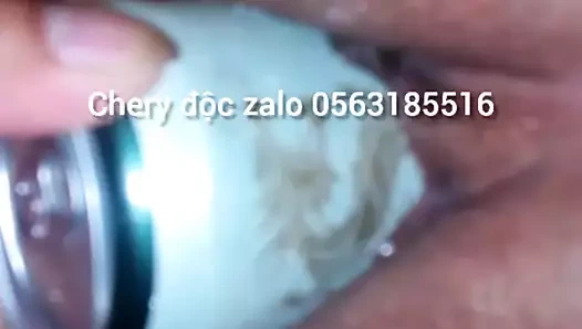 Bira kutuları ile kiraz fisting kedi