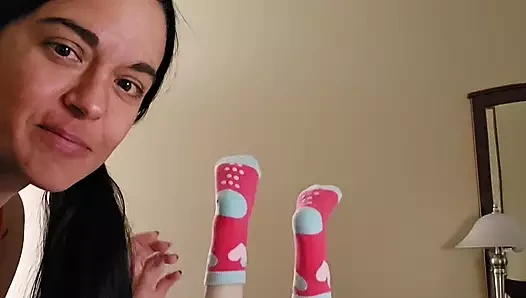 Emy Angel güzel küçük kızıl saçlıya masaj yapıyor