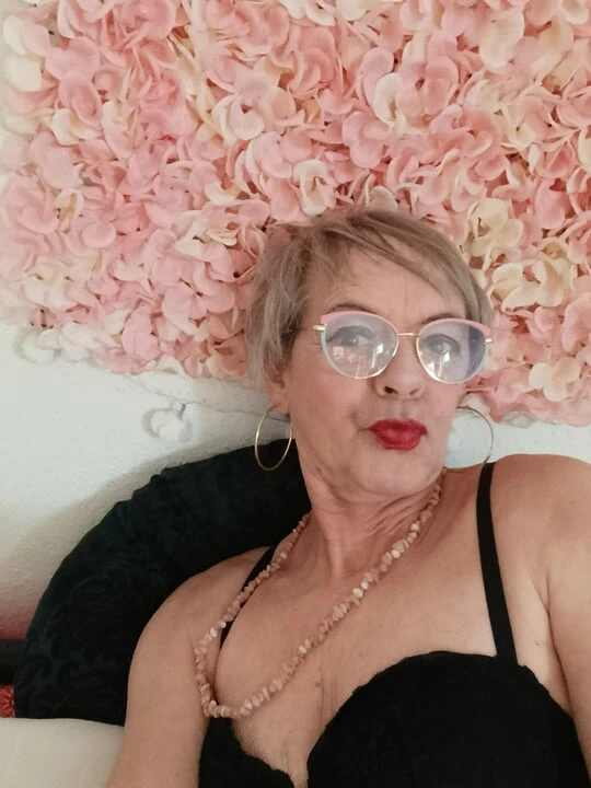 Mutlu trans ev hanımı