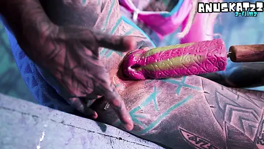 Tam kollu dövmeli koyu gotik hatun dp'nin götünü ve amını tek başına - terli oyuncak sikişiyor ve götten ağza