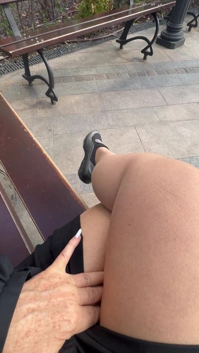 Ateşli üvey anne herkesin içinde bankta seksi bacaklarını gösteriyor