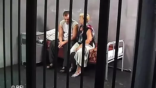 Nineyi siktiği için hapiste