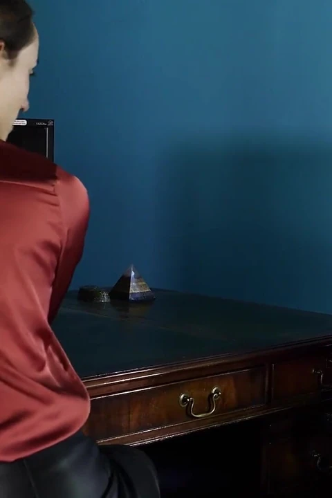 Yeni çalışanın baştan çıkarma bölüm 1: lezbiyen patron bayan Sara Borgia masum köle Mila'yı iddia ediyor (1080p)