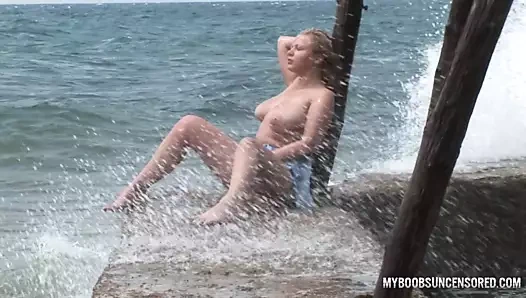 Busty genç malina dalgalar içinde ıslatma olsun