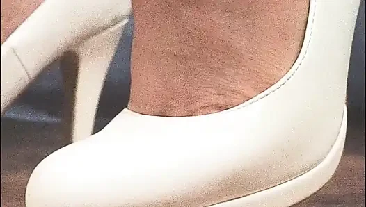 Beyaz yüksek topuklu ayakkabılar