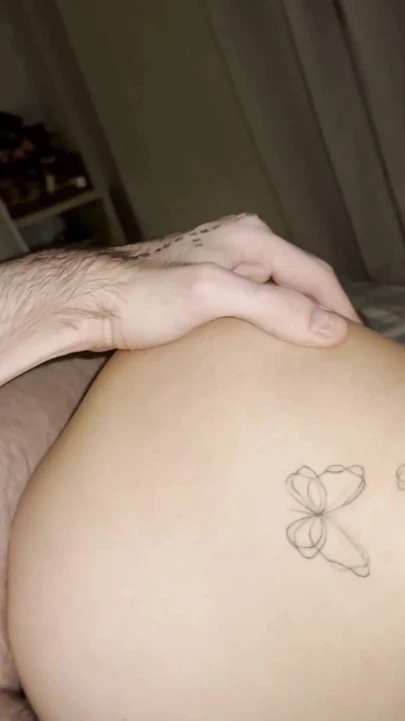 Kocam beni aldatırken yakaladı ve anal pozisyonda sertçe sevişti | Klip 2