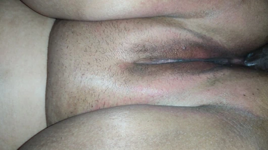 Büyük amcıklı büyük latin, üvey oğlunun onu götten sikmesine izin veriyor.