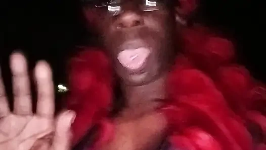 Seksi zenci trans bazı büyük zenci yarağıyla eve yürüyor