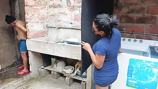 Sadakatsiz kadın komşusunun banyo yapmalarını izliyor ve onu memnun etmek için duşa giriyor