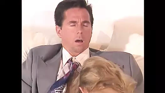 Sarışın azgın orta yaşlı seksi kadın büyük bir yarak emmeden önce patronunu baştan çıkarıyor