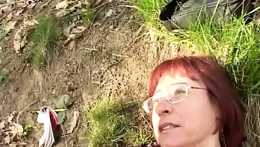 Ormanda benim horoz seksi bir kızıl bulur ve onu sikikleri