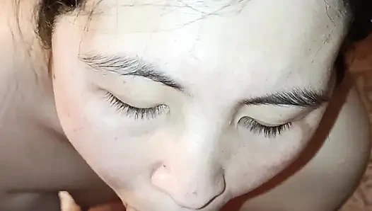 Koreli kadın yarak emiyor, ağzına boşalıyor ve hediye olarak öpüşüyor