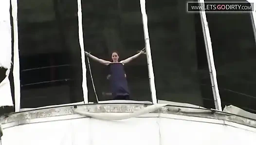 Küçük memeli seksi kız çıplakken bağlanıyor