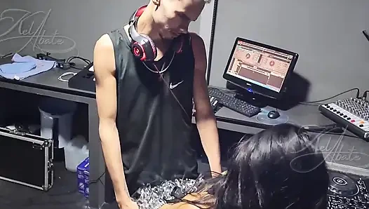 Karnaval partisinin sonunda, dj bana bakıyordu ve karşı koyamadım, ona kabinde vermeye gittim!!