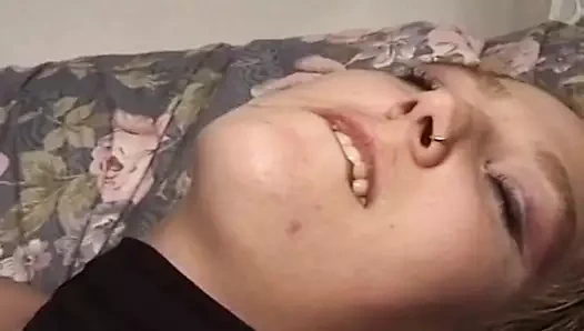 İki sürtük arkadaşlarının yarağıyla oynamaktan zevk alıyor