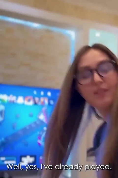 Üvey oğul sanal gerçeklikteyken üvey annesini sikiyor