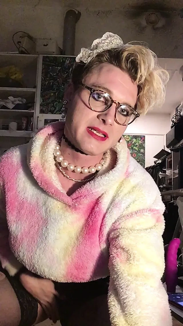 Kadın kılıklı ibne whiteboi jes brinch