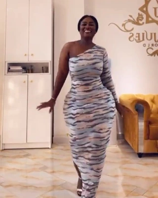 Büyük götlü orta yaşlı seksi kadın dans ediyor