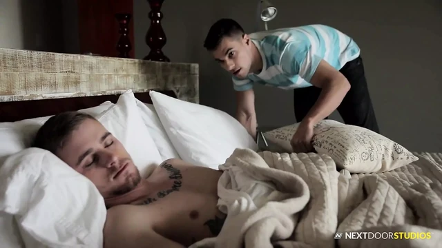 NextDoorBuddies - моя соседка по комнате натурал, но я все еще хочу его грубый член