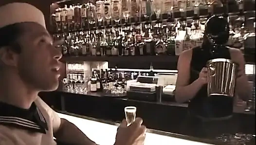 Denizcilerle barda üçlü seks ve bire bir sikiş. 2 sahne içinde 1