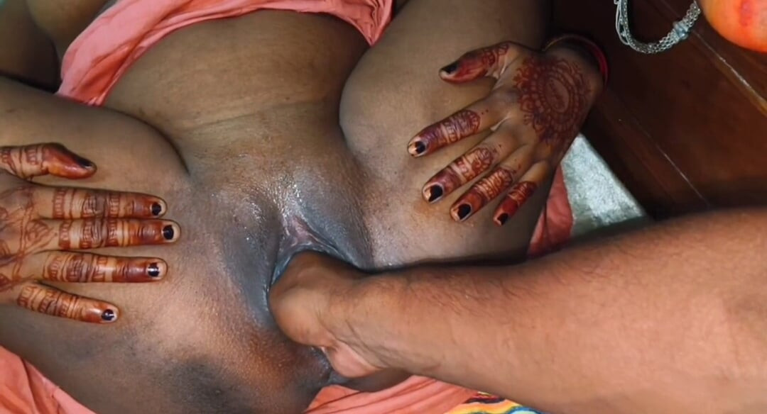 Devar ne kali chut wali bhabhi ke chut me thuk laga ke pura hanth dal diya.bhabhi boli devar ji aur kijiye maza aa raha hai