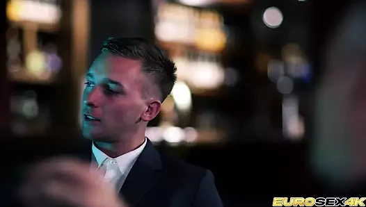 Vip striptiz gösterisi sahnede ateşli eyleme yol açıyor