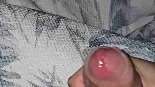 Üvey anne üvey oğlunun yarağını çıkardı ve ona elle muamele çekerek yarağını ağlattı