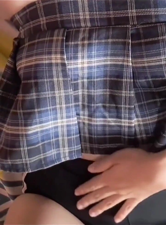 Kolombiyalı kadın vajinasına dokunuyor