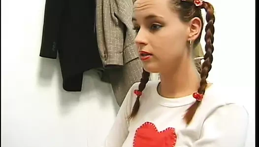 Domuz kuyruklu genç fahişe öğretmenine ıslak sakso çekiyor