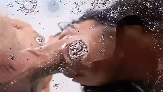 Müstehcen ve istekli bir milf ile handjob ile bir sahne,