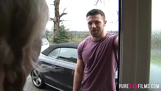 Domuz kuyruklu bal mutfakta memelerinden sikiliyor