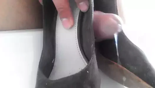 Gf'nin iyi yıpranmış yüksek topuklu dışarı pompaları