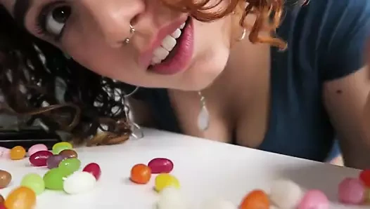 Seksi kız jöle fasulye çiğniyor! yakın çekim!