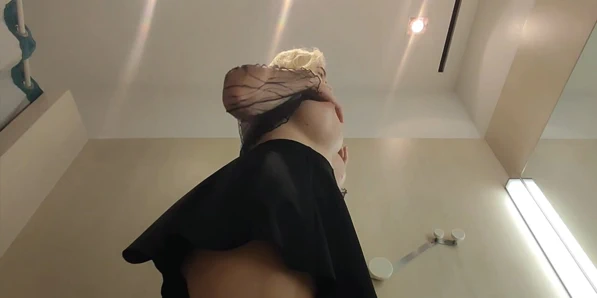 Vurgun deneyin, şeffaf kıyafetler, seksi sarışın alışveriş merkezinde kıyafet taşımayı deniyor. Halka açık fetiş