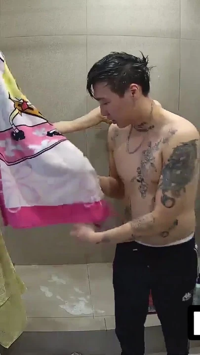 LUUV. Erkek arkadaş kız arkadaşıyla bir reality show için duşta | Klip 1