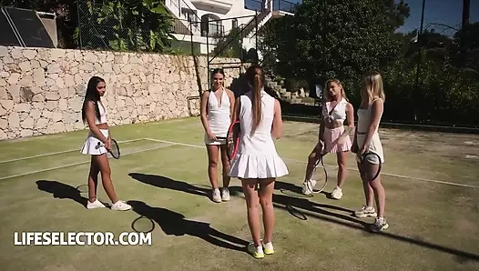 Lezbolar Alexis Crystal ve Black Angel ile azgın bir üçlü sikiş