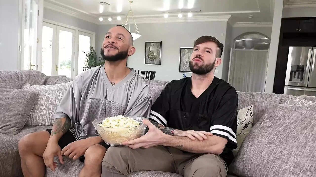 Latino jocks barebacks bạn cùng phòng của mình sau khi xem các trò chơi